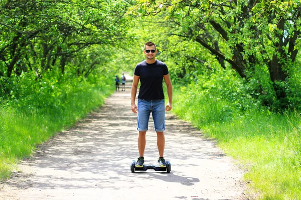 Homem montando uma scooter elétrica — Fotografia de Stock