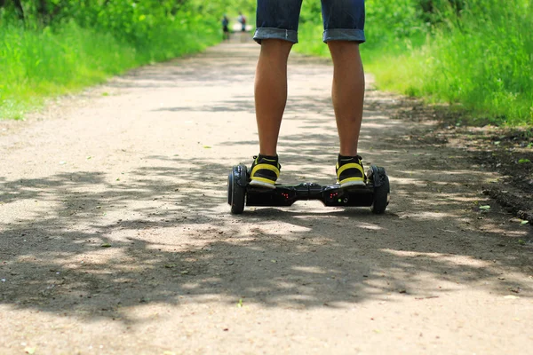 Adam bir elektrikli scooter sürme — Stok fotoğraf