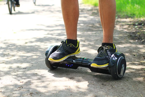 Hombre montando un scooter eléctrico — Foto de Stock