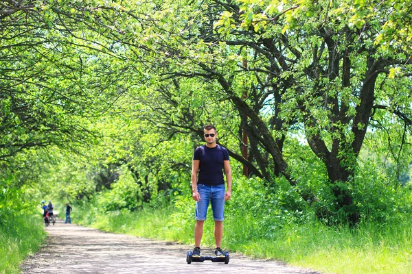 Homem montando uma scooter elétrica — Fotografia de Stock