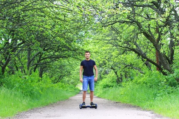 Man rijdt een elektrische scooter — Stockfoto