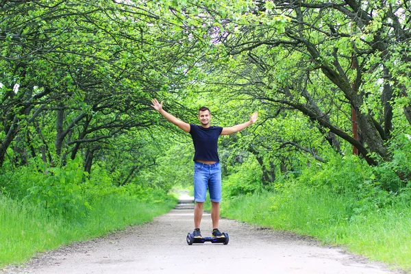 Man rijdt een elektrische scooter — Stockfoto