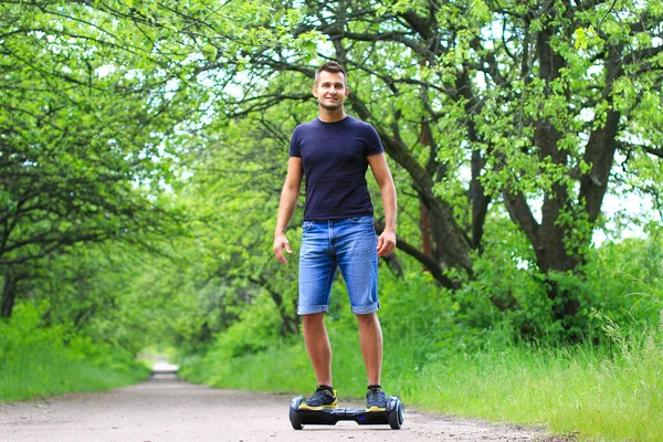 Man rijdt een elektrische scooter — Stockfoto