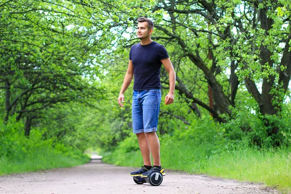 Homem montando uma scooter elétrica — Fotografia de Stock