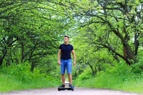 Hombre montando un scooter eléctrico — Foto de Stock