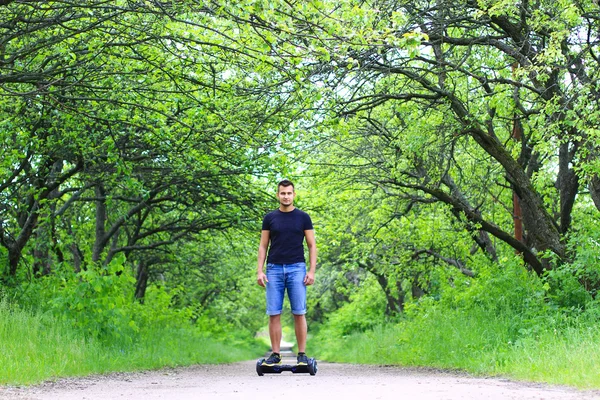 Мужчина за рулем электрического скутера — стоковое фото