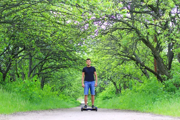 Homem montando uma scooter elétrica — Fotografia de Stock