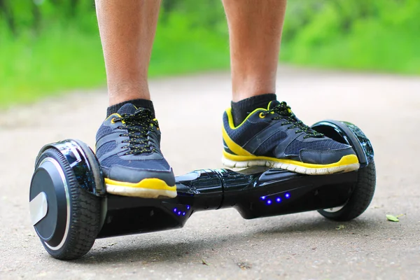 adam bir elektrikli scooter sürme