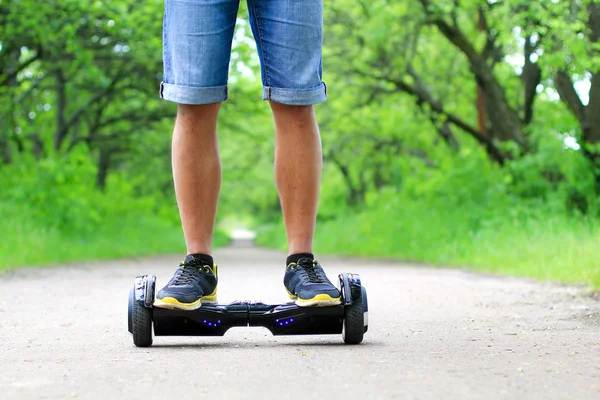 Homem montando uma scooter elétrica — Fotografia de Stock