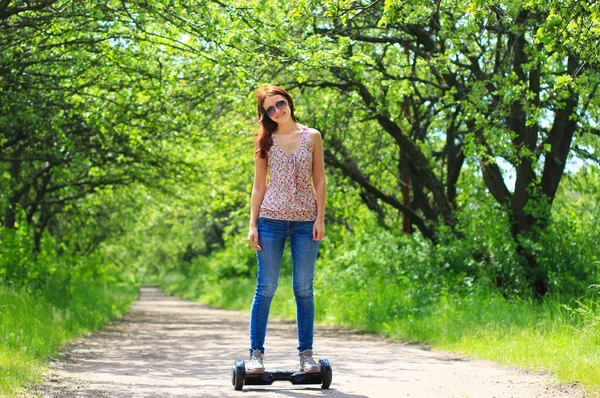 Kadın binicilik elektrikli scooter — Stok fotoğraf
