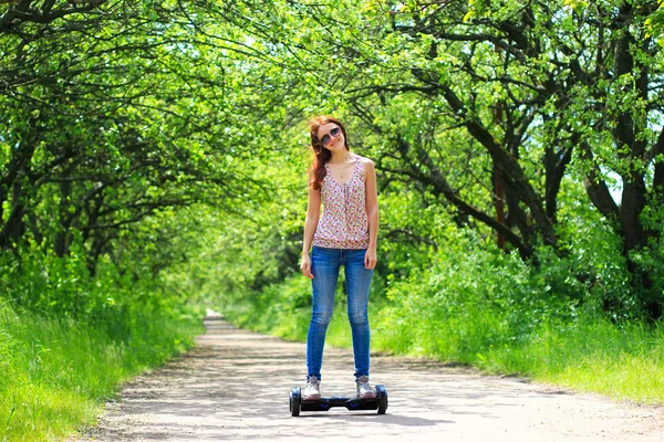 Femme équitation scooter électrique — Photo