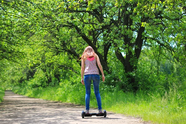 Femme équitation scooter électrique — Photo