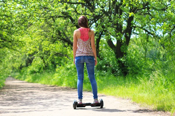 Mujer montando scooter eléctrico — Foto de Stock