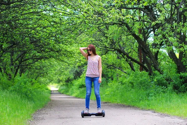 Kadın binicilik elektrikli scooter — Stok fotoğraf