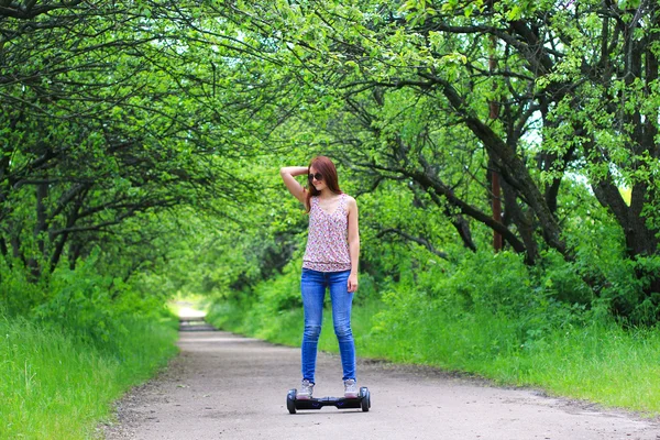 Mujer montando scooter eléctrico — Foto de Stock