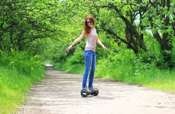 Kadın binicilik elektrikli scooter — Stok fotoğraf