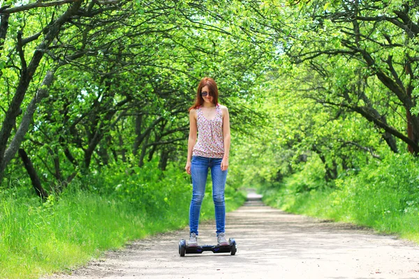 Mulher montando scooter elétrico — Fotografia de Stock