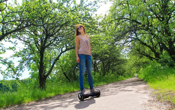 Kvinnan ridning elektrisk skoter — Stockfoto