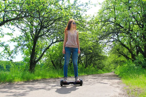 Jovem mulher montando gyro scooter - transporte ecológico pessoal — Fotografia de Stock