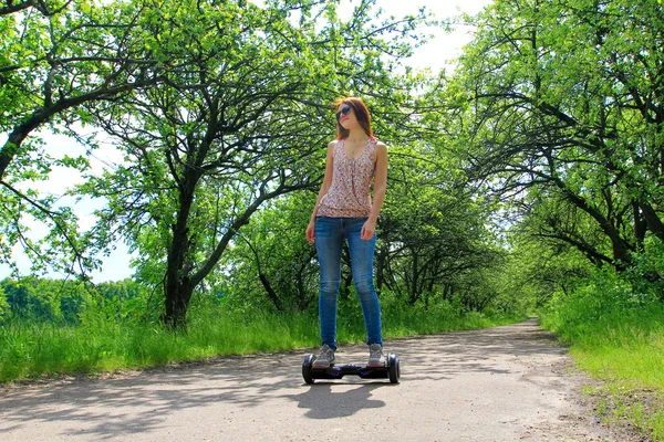 Jovem mulher montando gyro scooter - transporte ecológico pessoal — Fotografia de Stock