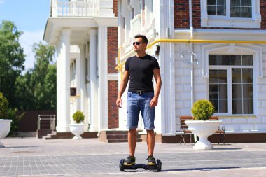 genç adam sürme elektrikli scooter