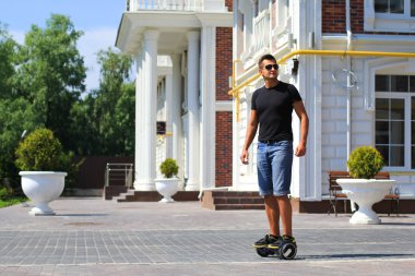 genç adam sürme elektrikli scooter