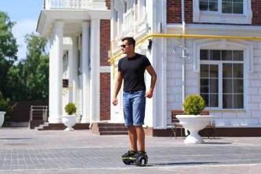 genç adam sürme elektrikli scooter