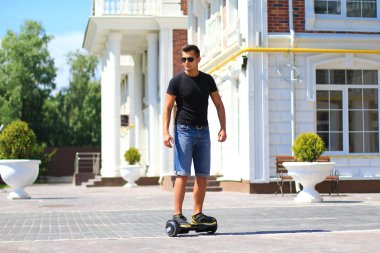 genç adam sürme elektrikli scooter