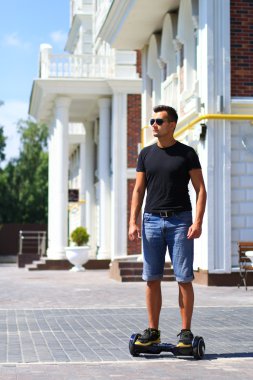 genç adam sürme elektrikli scooter