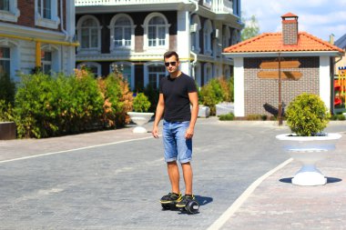 genç adam sürme elektrikli scooter