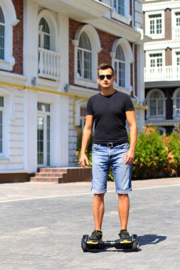 genç adam sürme elektrikli scooter