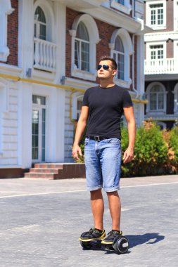 genç adam sürme elektrikli scooter