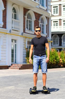 genç adam sürme elektrikli scooter