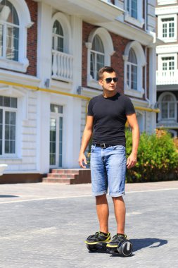 genç adam sürme elektrikli scooter