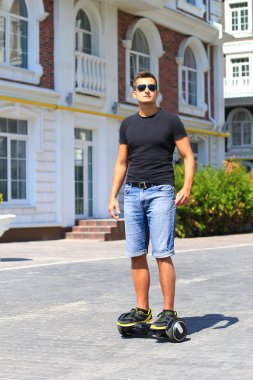 genç adam sürme elektrikli scooter