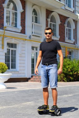 genç adam sürme elektrikli scooter