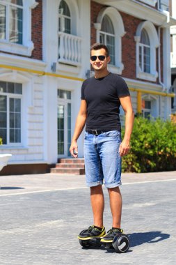 genç adam sürme elektrikli scooter