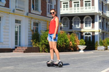 genç kadın binicilik hoverboard