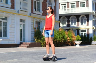 genç kadın binicilik hoverboard