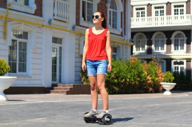 genç kadın binicilik hoverboard
