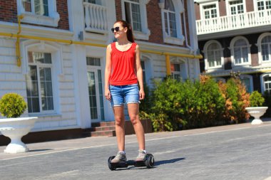 genç kadın binicilik hoverboard