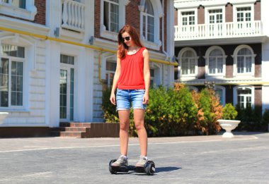 genç kadın binicilik hoverboard