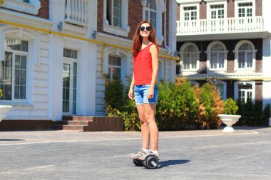 genç kadın binicilik hoverboard