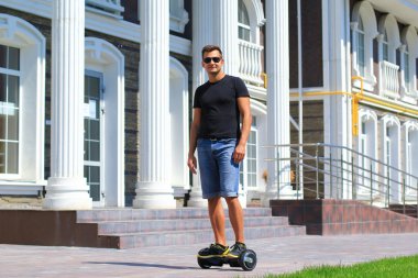 genç adam sürme elektrikli scooter