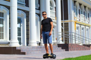 genç adam sürme elektrikli scooter