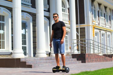 genç adam sürme elektrikli scooter