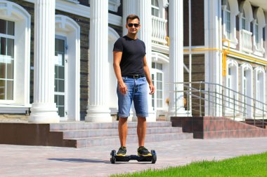 genç adam sürme elektrikli scooter