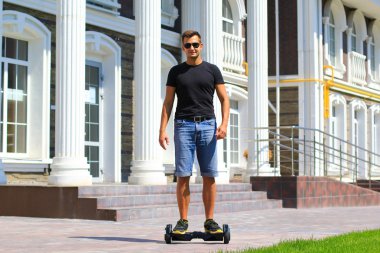 genç adam sürme elektrikli scooter