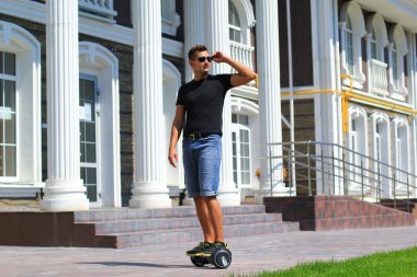 genç adam sürme elektrikli scooter