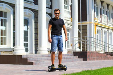 genç adam sürme elektrikli scooter